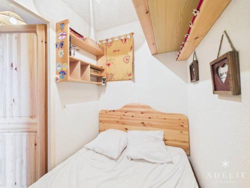 une petite chambre avec un lit dans une pièce dans l'établissement Studio cabine 4/5 pers avec parking, au pied des pistes de la Rosière - FR-1-398-658, à Montvalezan