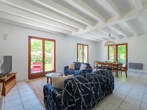 un salon avec un canapé et une table dans l'établissement Maison au bord du lac de Biscarrosse - 6 pers - Jardin et parking - Proche pistes cyclables - FR-1-319-511, à Biscarrosse