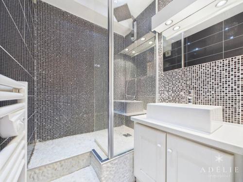 une salle de bain avec une douche, un lavabo et un miroir dans l'établissement Studio cabine 4/5 pers avec parking, au pied des pistes de la Rosière - FR-1-398-658, à Montvalezan