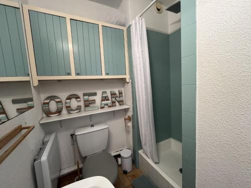 une petite salle de bain avec toilettes et douche dans l'établissement Studio lumineux face mer avec cabine séparée, parking privé, à 30m de la plage - Sète - FR-1-338-527, à Sète