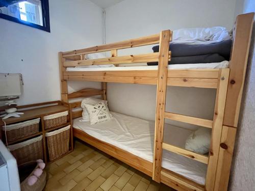 quelques lits superposés dans une chambre dans l'établissement Studio lumineux face mer avec cabine séparée, parking privé, à 30m de la plage - Sète - FR-1-338-527, à Sète
