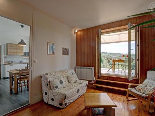 un salon avec un canapé et une table dans l'établissement Appartement T2 avec terrasse, parking et wifi à St-Genest-Lerpt - FR-1-496-287, à Saint-Genest-Lerpt
