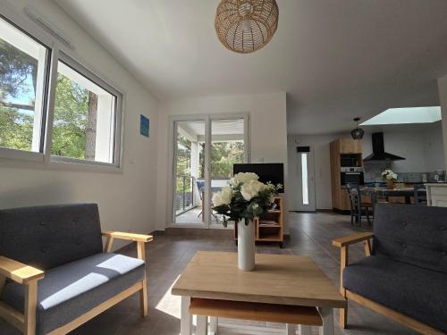 Appartement neuf 62 m², 5 couchages, à 250 m de la plage - balcon, jardin privé, et parking inclus - FR-1-364-111