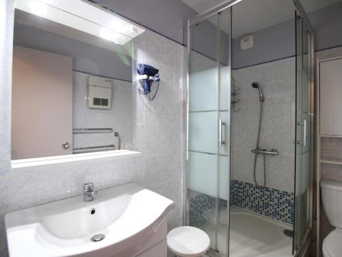 une salle de bain avec une douche, un lavabo et des toilettes dans l'établissement Charmant F2 bis au Mont-Dore avec balcon, au pied des pistes, 6 pers, parking, ascenseur - FR-1-415-150, à Le Mont-Dore