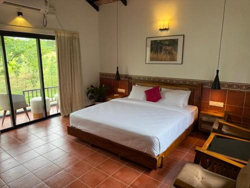 Postel nebo postele na pokoji v ubytování Leopard Hill Resort - Bandipur