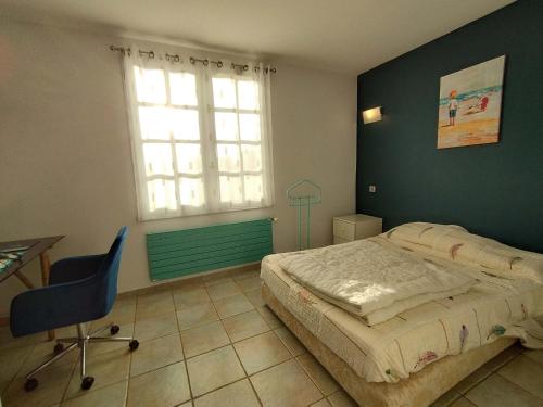 une chambre avec un lit, une chaise et une fenêtre dans l'établissement Séjour de rêve à Saint-Denis d'Oléron : Maison 10 pers, piscine, proche phare de Chassiron - FR-1-778-4, à Saint-Denis-dʼOléron