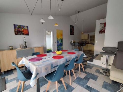une cuisine et une salle à manger avec une table et des chaises dans l'établissement Séjour de rêve à Saint-Denis d'Oléron : Maison 10 pers, piscine, proche phare de Chassiron - FR-1-778-4, à Saint-Denis-dʼOléron