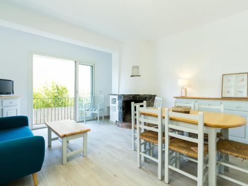 Appartement spacieux à Roses, jardin privé, à 150m de la plage