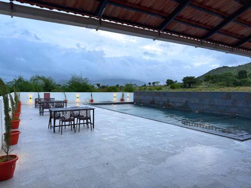 Bazén v ubytování Leopard Hill Resort - Bandipur nebo v jeho okolí