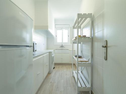 Appartement spacieux à Roses, jardin privé, à 150m de la plage