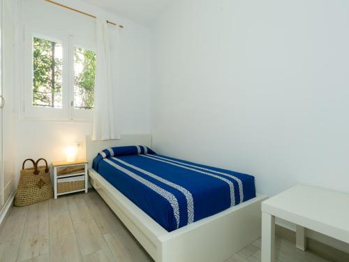 Appartement spacieux à Roses, jardin privé, à 150m de la plage