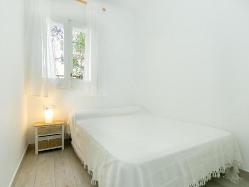 Appartement spacieux à Roses, jardin privé, à 150m de la plage