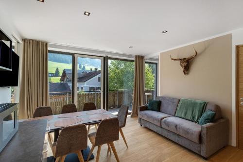 un salon avec un canapé et une table dans l'établissement Apt Hofer Silena, à Villabassa