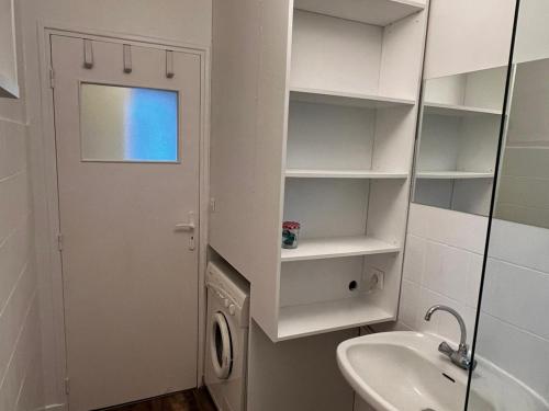 une salle de bain avec un lavabo et une machine à laver dans l'établissement Villa Calme entre Océan et Lac - 8 Pers - 4 Ch - Terrasse - BBQ - Jardin - Biscarrosse Plage - FR-1-319-418, à Biscarrosse
