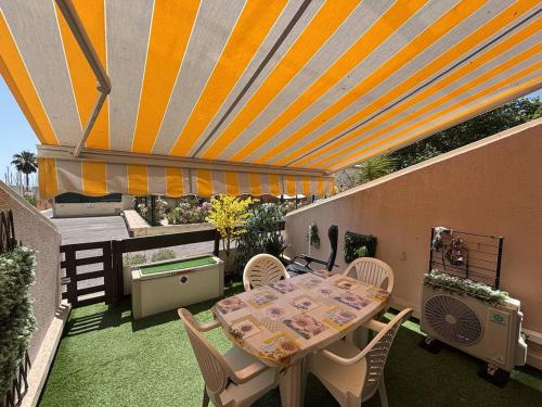 Appartement Cosy pour 4 avec Terrasse, Piscine et Parking au Centre-Port – Proche Plage ! - FR-1-723-69