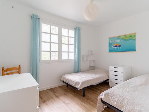 une chambre avec deux lits et une fenêtre dans l'établissement Villa Calme entre Océan et Lac - 8 Pers - 4 Ch - Terrasse - BBQ - Jardin - Biscarrosse Plage - FR-1-319-418, à Biscarrosse