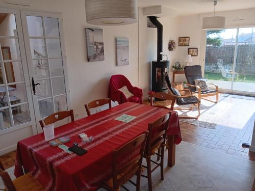 une salle à manger avec une table et des chaises rouges dans l'établissement Maison T5 à 800m de la plage avec jardin, terrasse et piste cyclable - La Chaume, Les Sables-d'Olonne - FR-1-92-706, à Les Sables-dʼOlonne