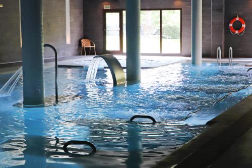 Bazén v ubytovaní Hotel Real Balneario Carlos III alebo v jeho blízkosti