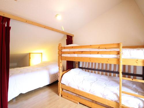 - une chambre mansardée avec 2 lits superposés dans l'établissement F2 Duplex avec garage privé, 700m du centre - FR-1-415-81, à Le Mont-Dore