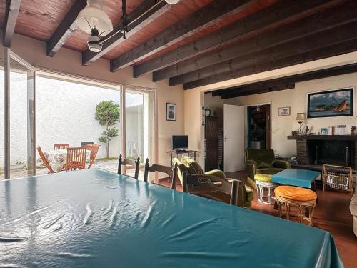 - un salon avec une grande table au milieu dans l'établissement Villa 4 Pièces Proche Plage avec Parking à La Palmyre - FR-1-705-31, aux Mathes