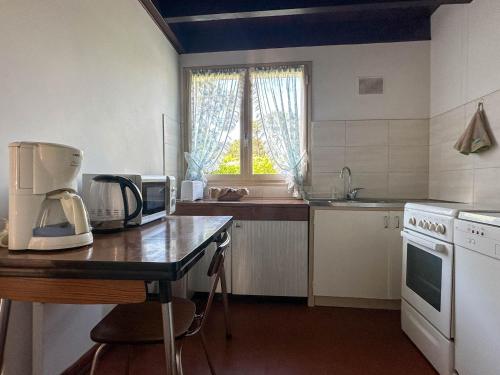 - une cuisine avec un comptoir et une cafetière dans l'établissement Villa 4 Pièces Proche Plage avec Parking à La Palmyre - FR-1-705-31, aux Mathes