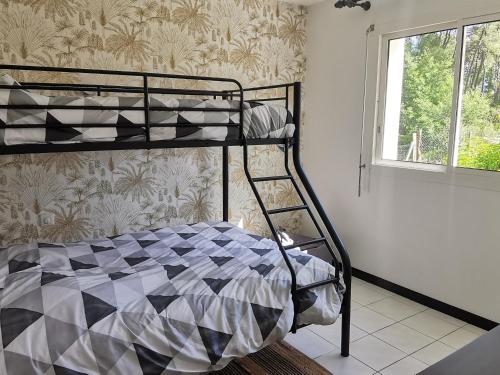 une chambre avec un lit superposé et une fenêtre dans l'établissement Villa Résidentielle 5 Chambres Proche Plage, WiFi, Parking - FR-1-194-225, à La Faute-sur-Mer