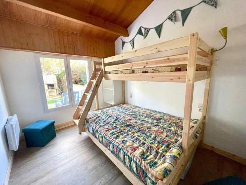 - une chambre avec des lits superposés dans une maison dans l'établissement Maison Cosy à La Sauzaie avec Jardin Clôturé, Pergola Bioclimatique et WIFI - FR-1-231-314, à Bretignolles-sur-Mer