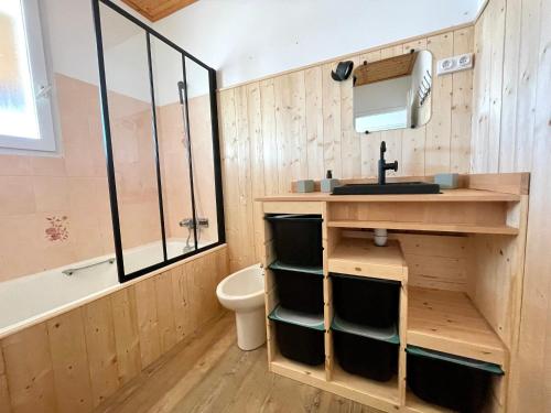 une salle de bain avec un lavabo et des toilettes dans l'établissement Maison Cosy à La Sauzaie avec Jardin Clôturé, Pergola Bioclimatique et WIFI - FR-1-231-314, à Bretignolles-sur-Mer