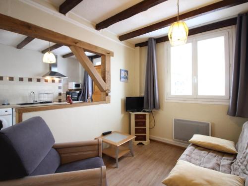 un salon avec un canapé et une table dans l'établissement Appartement F3 de 50m² au cœur de Mont-Dore avec 2 chambres, cuisine équipée et 2 salles d'eau - FR-1-415-145, à Le Mont-Dore