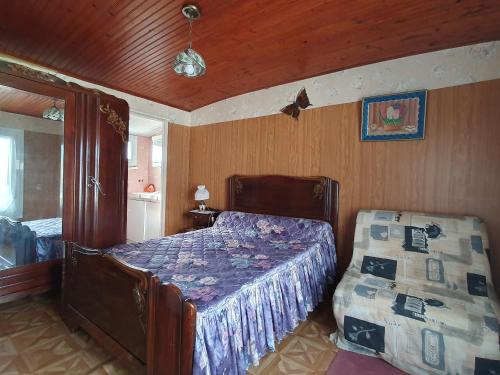 une chambre avec un lit et un miroir dans l'établissement Charmant Studio à La Faute-sur-Mer, proche plages et commerces, idéal pour 2 pers. - FR-1-476-210, à La Faute-sur-Mer