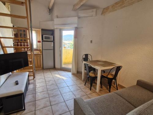 un salon avec une table et un canapé dans l'établissement Appartement 2 pièces avec clim, parking, proche commerces et plage - Sainte-Maxime, Golfe de St-Tropez - FR-1-780-76, à Sainte-Maxime