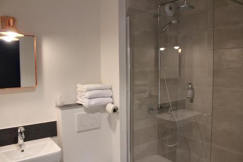 Bathroom sa Hôtel La Fontaine Caen Centre
