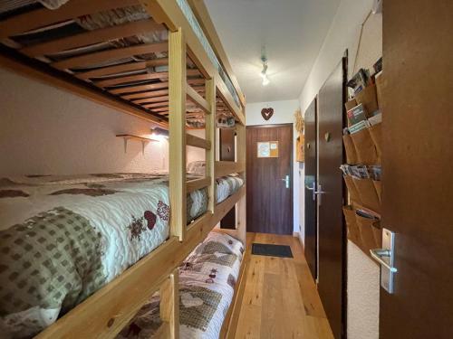 une chambre avec deux lits superposés dans une pièce dans l'établissement Studio cosy rez de chaussée 4 pers. près des pistes, équipé avec terrasse et parking. - FR-1-733-84, à Crest-Voland