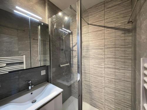 une salle de bain avec douche et lavabo dans l'établissement Studio cosy rez de chaussée 4 pers. près des pistes, équipé avec terrasse et parking. - FR-1-733-84, à Crest-Voland