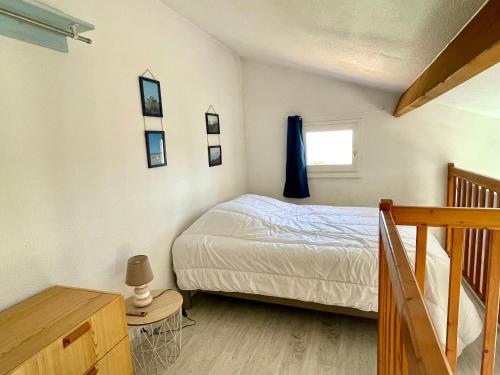 une petite chambre avec un lit et une fenêtre dans l'établissement Maisonnette 4 pers. à 300m de la Plage avec Piscine, Tennis et WIFI - FR-1-231-321, à Bretignolles-sur-Mer