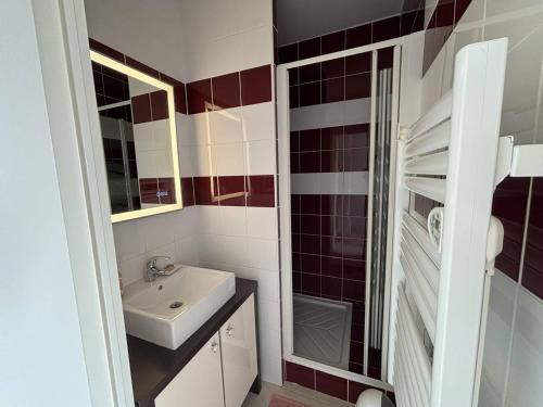une salle de bain avec un lavabo et un miroir dans l'établissement Studio centre Cap d'Agde avec parking privé - FR-1-723-25, au Cap d'Agde