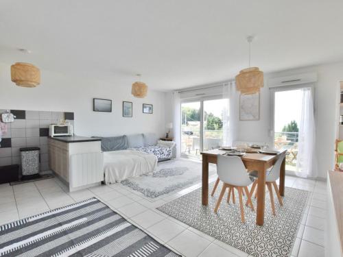 un salon blanc avec une table et un canapé dans l'établissement Appartement spacieux avec piscine, balcon, parking et wifi à Publier - FR-1-498-99, à Publier