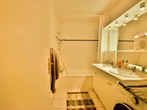 un piccolo bagno con lavandino e doccia di Appartement spacieux avec piscine, balcon, parking et wifi à Publier - FR-1-498-99 a Publier