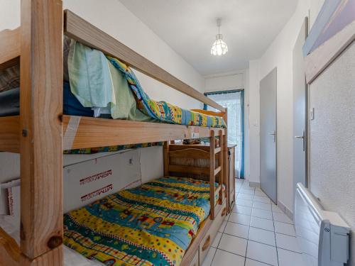 quelques lits superposés dans une chambre dans l'établissement T2 cabine à 250 m de la plage à Biscarrosse avec balcon plein sud et parking - FR-1-521-246, à Biscarrosse