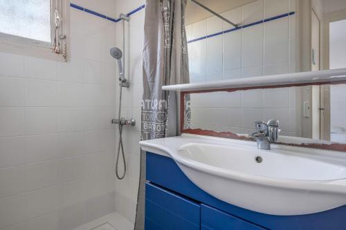 ein Badezimmer mit Waschbecken und Dusche in der Unterkunft 600 m de la plage, maison pour 4 adultes 2 enfants in Tharon-Plage