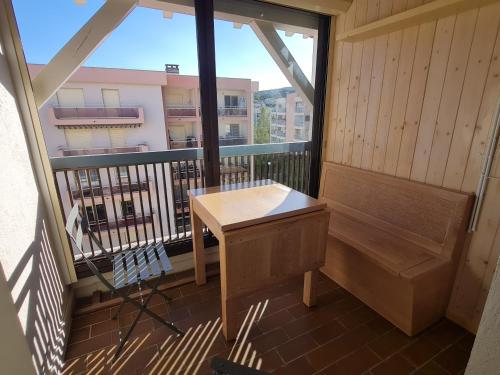 Charmant studio à Sainte-Maxime avec piscine, balcon et parking, proche commerces et plages. - FR-1-780-80