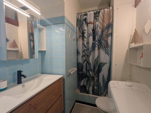 une salle de bain avec un lavabo et un rideau de douche dans l'établissement T2 Moderne Port-la-Nouvelle - 4/5p - Parking - Front de Mer - FR-1-797-41, à Port-la-Nouvelle