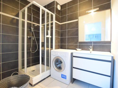 ein Badezimmer mit Waschmaschine und Dusche in der Unterkunft Spacieux appartement avec terrasse, animaux admis et parking - FR-1-498-69 in Évian-les-Bains