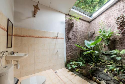 Kamar mandi di Ecolodge Bukit Lawang