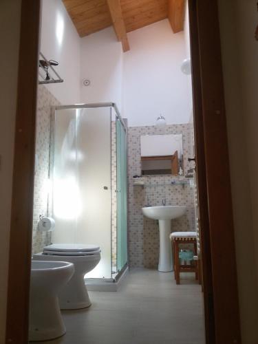 a bathroom with a toilet and a sink at B&B Casa Vacanze Il Sole e la Luna in Guardiagrele