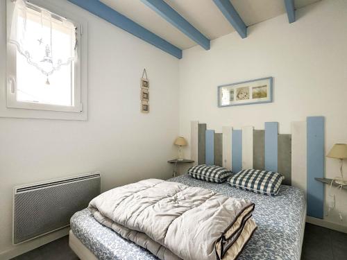 une chambre avec un lit et une fenêtre dans l'établissement Maison 4 pers avec piscine, tennis, proche plages et port - La Palmyre - FR-1-705-57, aux Mathes