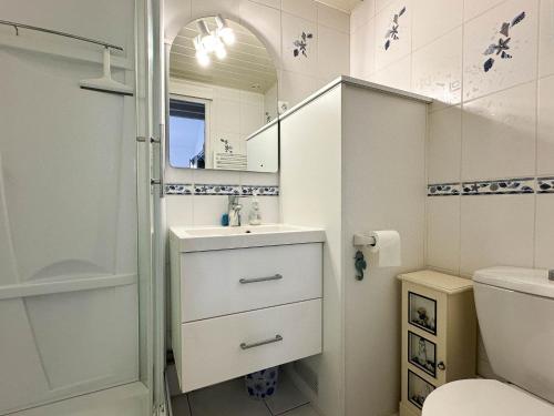 une salle de bain avec une douche, un lavabo et des toilettes dans l'établissement Maison 4 pers avec piscine, tennis, proche plages et port - La Palmyre - FR-1-705-57, aux Mathes