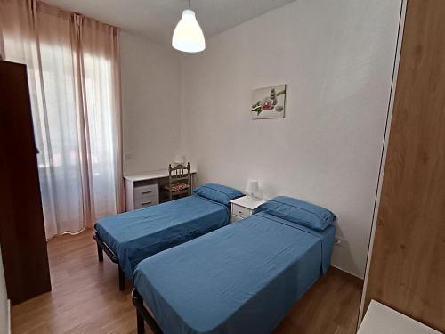 two beds in a hospital room with blue sheets at Gallipoli Dragonfly Inn - Appartamento in Gallipoli
