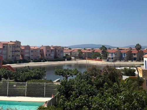 - une vue sur la piscine d'une ville dans l'établissement Studio confortable 3P avec piscines et parking public - Le Barcarès - FR-1-799-22, au Barcarès