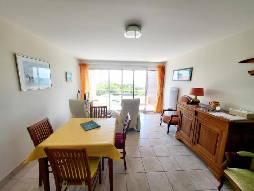 une cuisine et une salle à manger avec une table et des chaises dans l'établissement Appartement 2 pièces face mer avec balcon, parking et WIFI – Les Sables-d’Olonne - FR-1-92-941, à Les Sables-dʼOlonne